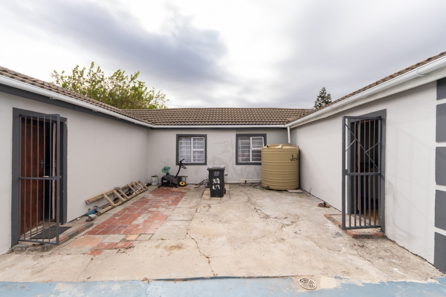 8 Bedroom Property for Sale in Parow Valley Western Cape